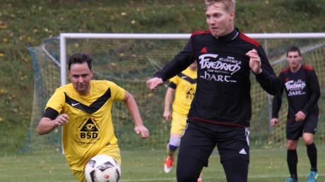 André Prues (links) und der SV Ehingen beendeten gegen den TSV Welden (rechts Maximilian Breitmoser) ihre Niederlagenserie. 	