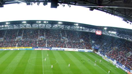 Beim letzten Gastspiel des TSV 1860 München in Augsburg hieß das Stadion an der B17 noch Impuls-Arena und man spielte in der zweiten Liga. Der FCA verlor zwar im September 2010 das Derby mit 1:2. Doch am Ende der Saison stieg der FCA in die Bundesliga auf.  	
