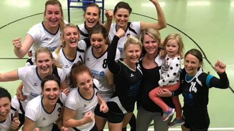 Sie freuen sich über die ersten Punkte im ersten Spiel in der Landesliga: die Kleinaitinger Volleyballerinnen.  	