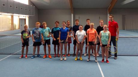 Der Tennisnachwuchs aus dem Nordries mit Trainer Martin Wiedenmann im Cowabanga in Deiningen.  	