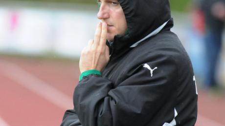 Obwohl es Schlusslicht FC Horgau nass eingeht, glaubt Spielertrainer Franz Stroh nach wie vor an sein Team. 	