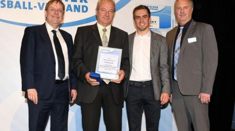 Hohe Auszeichnung für Klemens Starz vom SV Amerdingen (Zweiter von links). Es gratulierten (von links) BFV-Präsident Dr. Rainer Koch, Ehrengast Philipp Lahm und Kreisehrenamtsbeauftragter Josef Wiedemann.  	