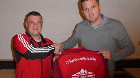 Josef Stuber (rechts), Zweiter Vorsitzender des FC Marxheim/Gansheim, freut sich über die Verpflichtung von Trainer Markus Heindl.  	