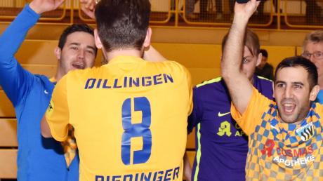 Jubel-Dillinger in der Kreissporthalle: Die SSV-Kicker schlugen vor Jahresfrist – nach 19-jähriger Durststrecke – im Gundelfinger Endspiel den SV Roggden 4:0, holten sich den Raiffeisen-Pokal und gehen als Titelverteidiger in die 36. Hallen-Kreismeisterschaft. 