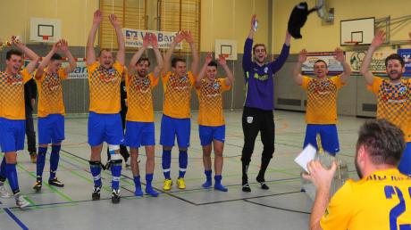 So feiert der alte und neue Futsal-Landkreismeister SSV Dillingen am gestrigen Sonntagabend in Wertingen den Gewinn des Raiffeisencups 2018. Wie im Vorjahr setzten sich die Kreisstädter im Endspiel gegen den SV Roggden durch. 