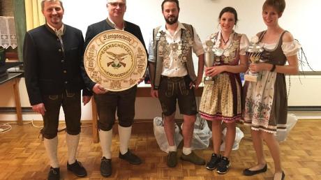 Die erfolgreichsten Egerschützen in Enkingen (von links): Schützenmeister Hans-Jürgen Rothgang, Heinrich Wüst, Steffen Husel, Janina Rothgang und Katja Wüst.  	