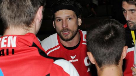 Auf dem Feld wird Alexander Henze (Mitte) als Motivator und Einpeitscher der Mannschaft geschätzt.  	