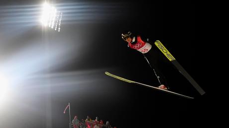 Skispringer Andreas Wellinger hat sich in der Qualifikation für den ersten Wettbewerb der Olympischen Spiele direkt Platz eins gesichert. Dass er verletzungsfrei durch die Spiele kommt, liegt in der Verantwortung des Ulmer Arztes Dr. Mark Dorfmüller. 	