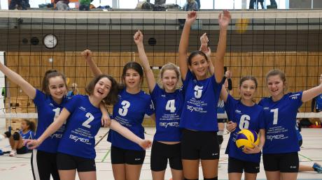 Jubel gab es bei den Volleyball-Mädchen des FC Penzing: Sie belegten bei der Oberbayerischen den guten 9. Platz. 	