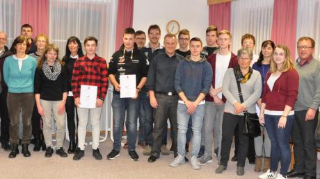 Eine ganze Reihe erfolgreicher Sportler aus dem Gemeindegebiet Ursberg wurden bei der Sportlerehrung durch Bürgermeister Peter Walburger (rechts) mit Urkunden ausgezeichnet. 	