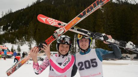 Die strahlenden neuen Landkreismeister Ski alpin: Sara Schreier und Francis Stimpfle. Sie gewannen die Titelkämpfe etwas überraschend auch für sie, denn zum Training hatten sie nicht viel Zeit.