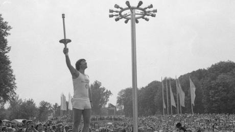 Am 28. August 1972 entzündet Karl Heinz Englet am Eiskanal das olympische Feuer. 	