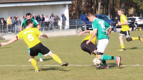 Trotz eines frühzeitigen Rückstandes entschied der SV Schwörsheim-Munningen (gelbe Trikots, links Kapitän Robert Dippner) das Derby gegen den Lauber SV durch einen Doppelschlag nach der Pause für sich.  	