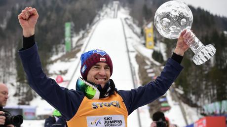 Kamil Stoch ist der beste Skispringer des Winters. Beim Saisonfinale in Planica bekam er die Trophäe für den Gewinn des Gesamtweltcups überreicht. 	