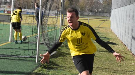 Daniel Biehal bejubelt seinen Treffer zum 2:0 gegen den TSV Nördlingen II, Stefan Schnurrer holt den Ball aus dem Netz. Obwohl der TSV Gersthofen seit dem zweiten Spieltag ununterbrochen die Tabelle der Bezirksliga Nord anführt, wurden nur 53 Zuschauer gezählt. 