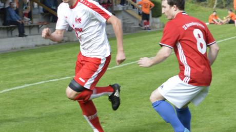 Erzielte gestern das 1:0 für den VfR Jettingen: Nico Fritz (hier im Vorrunden-Spiel gegen den Reisensburger Leopold Munk). 	