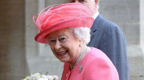 Schwungvoll drückte Queen Elizabeth II. am Sonntag den Knopf, mit dem sie die Teilnehmer des London-Marathons auf die Strecke schickte. 	