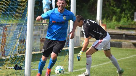 Da kommt Freude auf. Xhevalin Berisha war einer der Torschützen beim bisher höchsten Landesliga-Erfolg des SV Cosmos Aystetten. Gegen den Tabellennachbarn SV Egg an der Günz gab es einen 4:0-Sieg. 	
