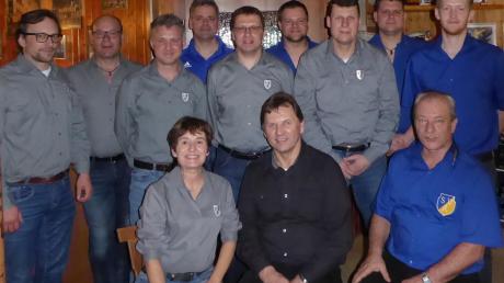 Die neue Führungsmannschaft des SV Amerdingen mit dem frischgebackenen Ehrenvorsitzenden Klemens Starz (vorne rechts).  	