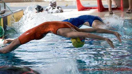 Katharina Marb schwamm bei den schwäbischen Jahrgangsmeisterschaften allen davon. Das Bild zeigt sie beim Rücken-Start (gelbe Badekappe). 