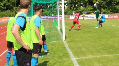 Nicht nur die Aystetter Ersatzspieler waren in der Zuschauerrolle, als der SV Cosmos Aystetten beim Meister TSV Nördlingen mit 0:6 verlor. 	