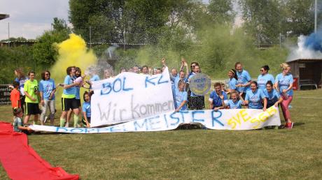 Mit gelben und blauen Rauchkerzen – stellvertretend für die Vereinsfarben des SC Biberbach und des SV Erlingen – feierten die Fußballfrauen der beiden Vereine die Meisterschaft in der Bezirksliga und in der Kreisklasse. 