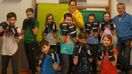 Kickbox-Weltmeisterin Susi Hofstetter (Mitte) gibt ab sofort Boxkurse für Kinder beim FC Ebershausen. Die Idee dazu hatte der Ehrenvorsitzende Fritz Birkner (rechts). 	