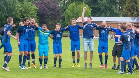 Nach dem starken 5:0-Sieg des SV Feldheim gegen den FC Stätzling 2 war die Freude bei der Elf von Feldheims Trainer André Fuchs groß. Das Team spielt auch in der nächsten Saison in der Kreisliga Ost. 