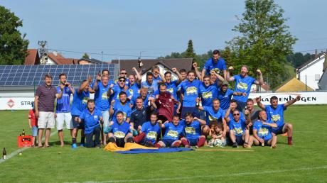 Ausgelassen feierten die Spieler des SV Holzheim die vorzeitige Meisterschaft in der A-Klasse Neuburg. Die Mannschaft besiegte Waidhofen mit 2:0. 