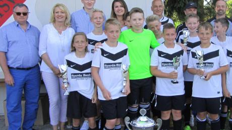 Im Vorjahr gewann die D-Jugend des TSV Meitingen den Siegerpokal beim Andi-Romakowski-Gedächtnisturnier. In der hinteren Reihe von links Dieter und Wieslawa Romakowski mit ihren Kindern Christian und Martha. 	