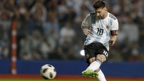 Argentiniens Superstar Lionel Messi hofft auf einen Sieg gegen Island. Alle WM-Spiele am 16. Juni 2018 lassen sich live im Free-TV und Stream sehen.