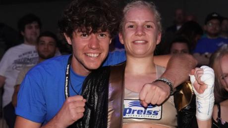 Die Augsburgerin Tina Rupprecht, hier mit ihrem Freund Tobias Wieland, holte sich den WBC-Titel.
