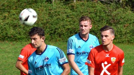 Oktay Leyla vom FV Illertissen (links) hat sich in einem Testspiel gegen den TSV Landsberg schwer verletzt.