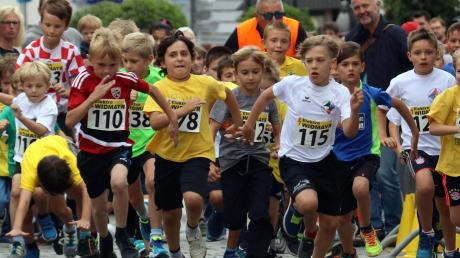 Am Samstag, 14. Juli, rennen wieder viele Kinder und Erwachsene durch die Aichacher Altstadt. Die Anmeldung zum 35. Stadtlauf des LCA läuft. 