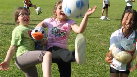 Mädchenfußball macht auch unserer Zeitungsente Paula Print Spaß, wie dieses Bild beweist. 	
