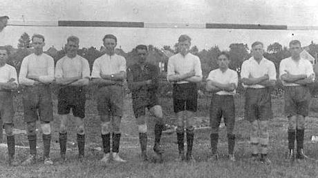 Das erste Mannschaftsfoto des FC Loppenhausen entstand im Jahre 1931 und ist heute noch im Sportheim zu sehen. 
