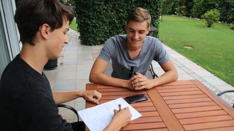 Seinem Cousin Max (links) gab der Kauferinger Profi-Fußballer Florian Neuhaus ein Interview, in dem er auch seine Ziele und Wünsche verrät. 