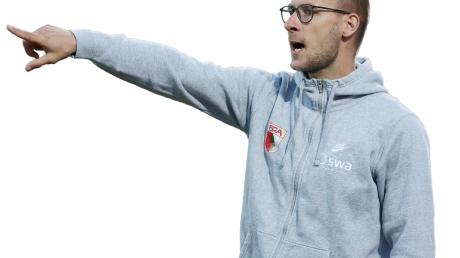 Für Trainer Dominik Reinhardt und die U23-Fußballer des FC Augsburg beginnt die Saison. 	