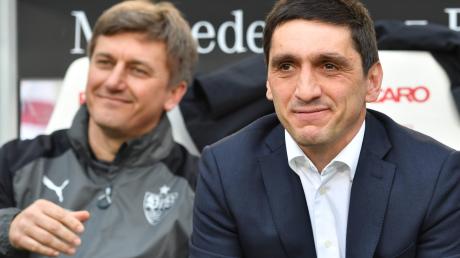 Ilija Aracic (links neben dem Stuttgarter Cheftrainer Tayfun Korkut) fühlt sich offensichtlich wohl bei seinem neuen Arbeitgeber. Trotzdem freut er sich auch auf das Wiedersehen mit dem FV Illertissen.  	