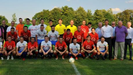 Zum Gruppenbild formierten sich die beiden Endspiel-Kontrahenten TSV Wertingen (rote Trikots) und SSV Dillingen mit den Offiziellen vor dem Anpfiff in Weisingen. 