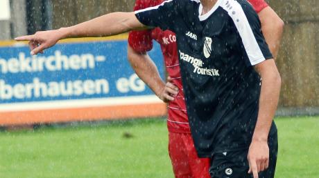 Da geht’s lang: Michael Panknin (vorne) gibt seit dieser Saison beim Bezirksligisten FC Ehekirchen als Spielertrainer die sportlichen Kommandos. Heute steht das Auftaktmatch gegen den TSV Hollenbach auf dem Programm.  	