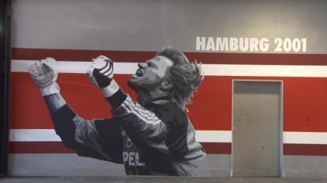 An sechs Kiosken in der Allianz Arena sind nun Bilder von Persönlichkeiten aus der Klub-Historie zu sehen. Hier bejubelt Oliver Kahn die Deutsche Meisterschaft 2001.