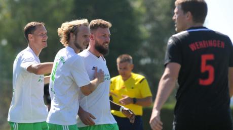 Fünf Mal durften die Kicker des FC Horgau gegen den FSV Wehringen jubeln. Neben den Gebrüdern Vogele steuerte auch Daniel Feistle (links) einen Treffer bei. 