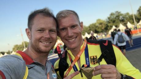 Der Ulmer Zehnkämpfer Arthur Abele (rechts) und sein Trainer Christopher Hallmann posieren mit der EM-Goldmedaille in Berlin für ein Selfie. 