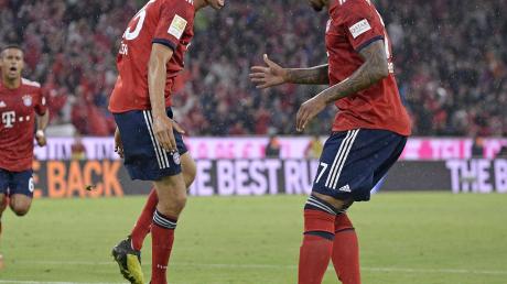 Das erste Tor der neuen Bundesliga-Saison: Ausgelassen freut sich Thomas Müller (links) mit Jérôme Boateng über seinen Treffer zum 1:0. Am Ende besiegten die Münchner die TSG Hoffenheim mit 3:1. 	