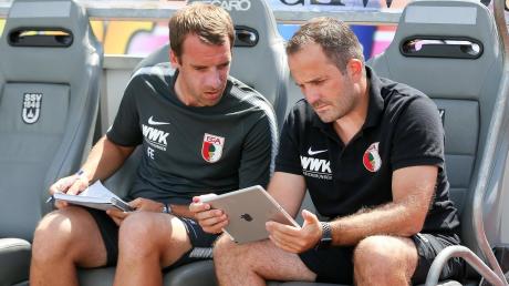 Augsburgs Manuel Baum und sein damaliger Co-Trainer Florian Ernst nutzten bereits bei Testspielen der vergangenen Saison ein Tablet. 	