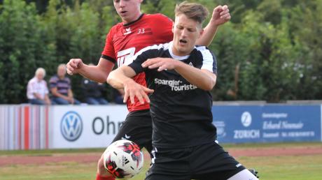 Sechs Saisonspiele, sechs Siege: Simon Schröttle (rechts) und der FC Ehekirchen verteidigten auch in Altenmünster mit einem 4:2-Erfolg ihre weiße Weste.  	