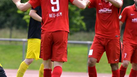 Serdar Özkaya (links) traf für Türkspor Neu-Ulm dreimal und sein Team siegte so in Dornstadt 4:2. 	
