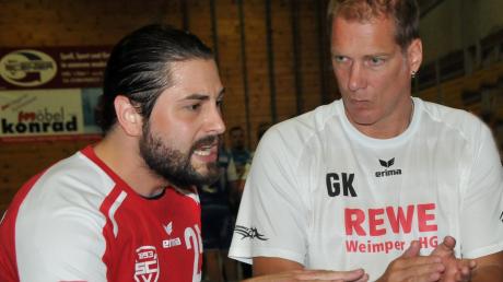 Zwischen dem neuen Vöhringer Spielmacher Stefan Beljic und dem ebenfalls neuen Trainer Gunther Kotschmar gab es viel Gesprächsbedarf. 	<b>Foto: Roland Furthmair</b>
