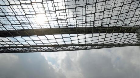 Ein äußerst spannender Sonne-Wolken-Mix begleitet die heimischen Fußballer in den Herbst. 	<b>Symbolfoto: Bernhard Weizenegger</b>

